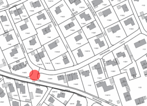 Schwarz-weißer Stadtplanausschnitt mit Grundstücken und Häusern als graue Flächen. Straßen und Grundstücksnummern sind eingezeichnet. Auf der Karte ist eine Stelle rot markiert, wo die Zufahrt zur Klosterstraße gesperrt ist. Die rote Markierung befindet sich an der Kreuzung der Straße ‚Gehrhardstraße‘ und der parallel verlaufenden Straße darunter.